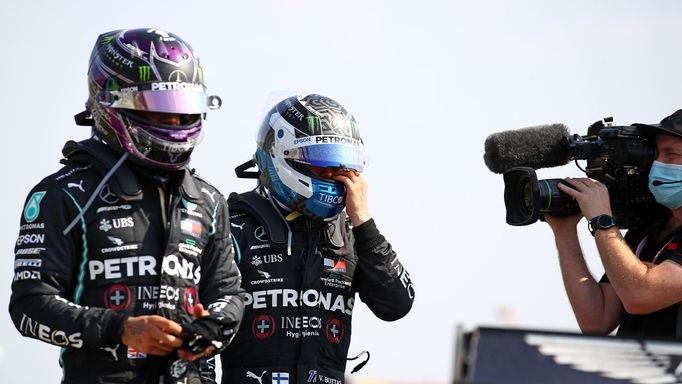 Za tým Mercedes-Benz Grand Prix jezdí Lewis Hamilton a Valtteri Bottas.