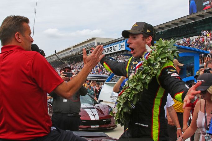 Simon Pagenaud slaví vítězství v závodě 500 mil v Indianapolisu 2019