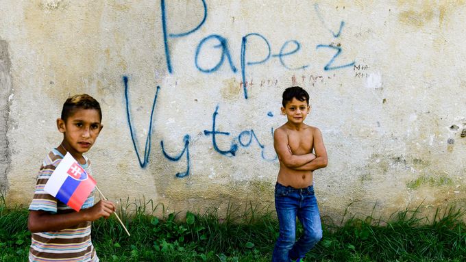 Foto: Papež František navštívil Luník IX. Dávat lidi do ghett nic neřeší, řekl Romům