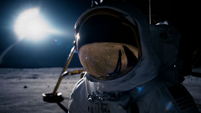 Neila Armstronga ve filmu ztvárnil Ryan Gosling.