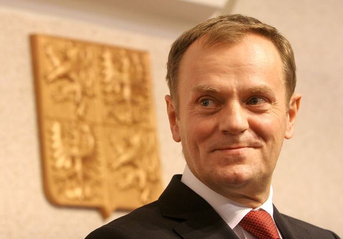 Polský premiér Donald Tusk na tiskové konferenci v Hrzánském paláci.