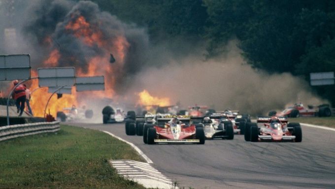 Tragická scéna havárie po startu závodu F1 v Monze v roce 1978.