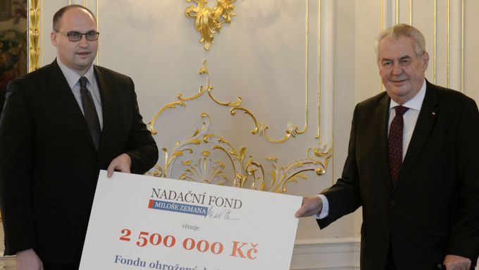 Miloš Zeman a Jan Vaněk při předávání peněz pro Fond ohrožených dětí.