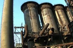 Pod zřícenou ocelovou konstrukcí zemřeli v Ostravě dva muži