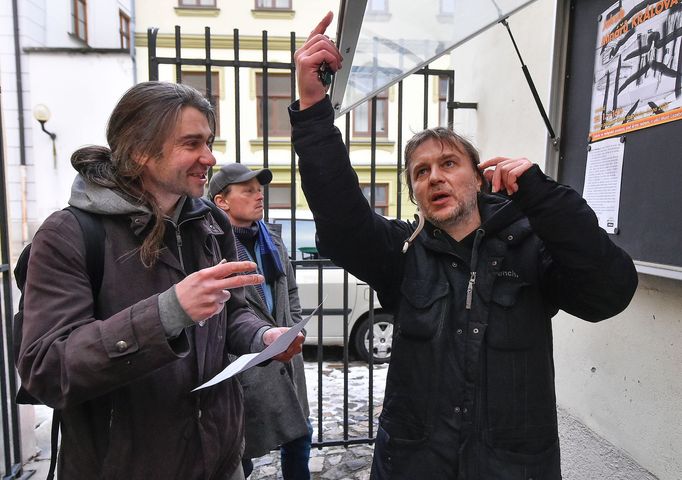 Vlevo je autor díla Jakub Minářů, vpravo kurátor Vít Kraus.