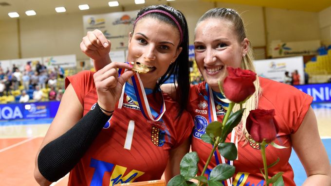 Andrea Kossányiová a Laura Emontsová z Prostějova slaví titul.