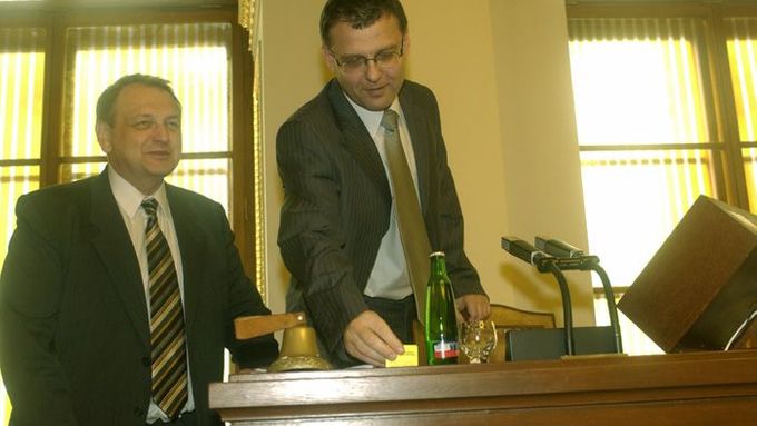 Šéf sněmovny Lubomír Zaorálek (ČSSD) během schůze s místopředsedou lidovců Janem Kasalem (vlevo).