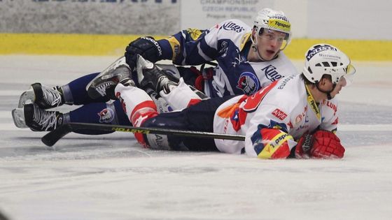 Prohlédněte si galerii z úporné bitvy v pátečním zápase 51. kola extraligy, v němž domácí hokejisté Plzně porazili Pardubice 2:1 v prodloužení.