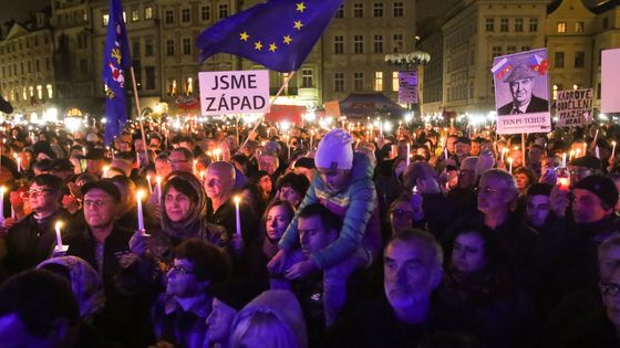 Foto: Sváteční "Staromák" s Pithartem, Bradym a odporem proti Zemanovi