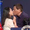 Filipíny prezident Rodrigo Duterte líbá ženu