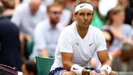 Nadal měl totiž problémy zejména s podáním. Rychlost jeho servisu neustále klesala úměrně tomu, jak se zhoršovala bolest. Španěl vrhal do svého boxu nešťastné pohledy a kamery zachytily jeho otce, jak mu jasně naznačuje, že má zápas skrečovat.