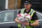 Policista přináší květiny k místu, kde byla zavražděna poslankyně Jo Coxová.