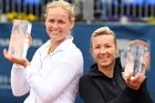 Anna-Lena Gröenenfeldová a Květa Peschkeová po finále čtyřhry na Prague Open