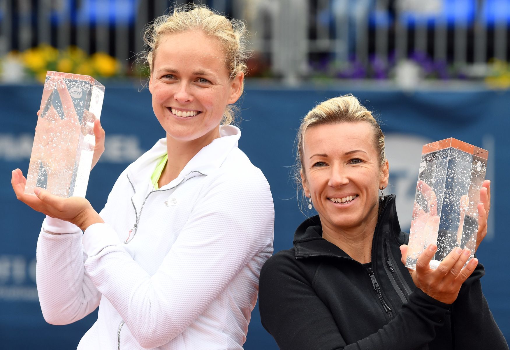 Anna-Lena Gröenenfeldová a Květa Peschkeová po finále čtyřhry na J&T Banka Prague Open