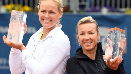 Anna-Lena Gröenenfeldová a Květa Peschkeová po finále čtyřhry na Prague Open