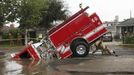 Do velké díry může zapadnout i hasičský vůz. Los Angeles, USA