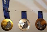 Sportovci budou na únorových hrách v Soči bojovat o zhruba půlkilogramové medaile vytvořené z cenného kovu a polykarbonátu.