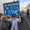 Pochod Amnesty International proti rozhodnutí amerického nejvyššího soudu v otázce potratů