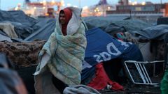 Afghánský uprchlík v improvizovaném táboře ve francouzském Calais