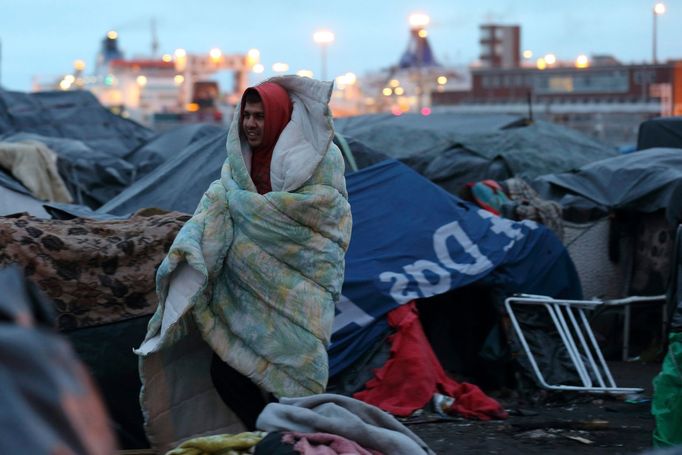 Afghánský uprchlík v improvizovaném táboře ve francouzském Calais