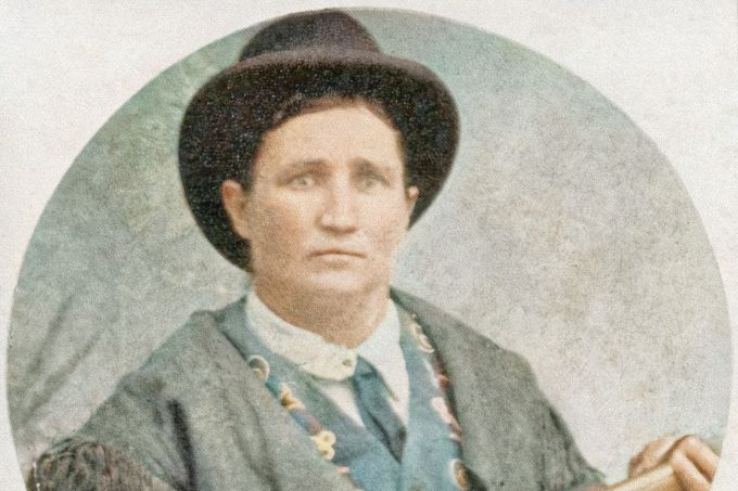 Martha Jane Burkeová, známá jako Calamity Jane, stojí na nedatovaném snímku (cca 1870-1890)