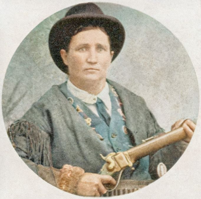 Martha Jane Burkeová, známá jako Calamity Jane, stojí na nedatovaném snímku (cca 1870-1890)