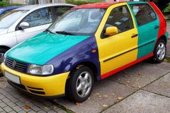 Češi si kupují barevnější auta než lidé jinde ve světě