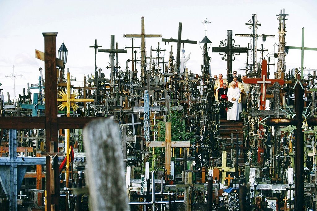Nepoužívat, pouze jednorázová licence! Fotogalerie: Obrazový div světa: V Litvě mají malý pahorek posetý desetitisíci kříži