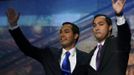 Keynote speaker and San Antonio, Texas Mayor Julian Castro (L) waves along with his brother Joaquin Castro before addressing the first session of the Democratic National Convention in Charlotte, North Carolina, September 4, 2012. REUTERS/Jim Young (UNITED STATES - Tags: POLITICS ELECTIONS) Published: Zář. 5, 2012, 2:31 dop.