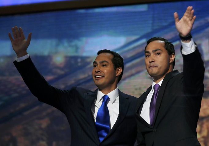 Keynote speaker and San Antonio, Texas Mayor Julian Castro (L) waves along with his brother Joaquin Castro before addressing the first session of the Democratic National Convention in Charlotte, North Carolina, September 4, 2012. REUTERS/Jim Young (UNITED STATES - Tags: POLITICS ELECTIONS) Published: Zář. 5, 2012, 2:31 dop.