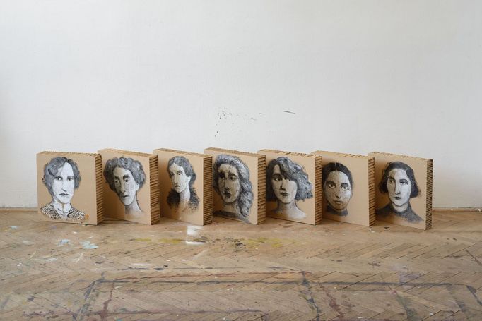 Clara Westhof, Sidonie Nádherná, Lou Andreas Salomé, Marie von Thurn und Taxis, Claire Goll, Paula Becker a Baladine Clossowská, 2019, akryl a písek na kartonu.