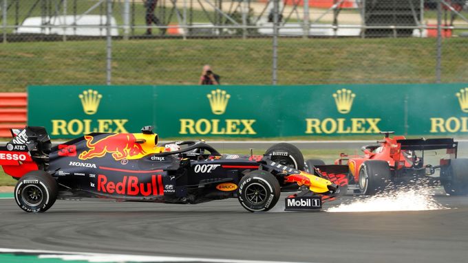 Kolize Maxe Verstappena v Red Bullu s Ferrari Sebastiana Vettela.v GP Británie 2019