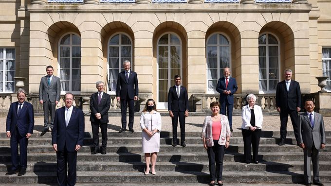 Ministři financí zemí G7 a lídři důležitých ekonomických institucí.