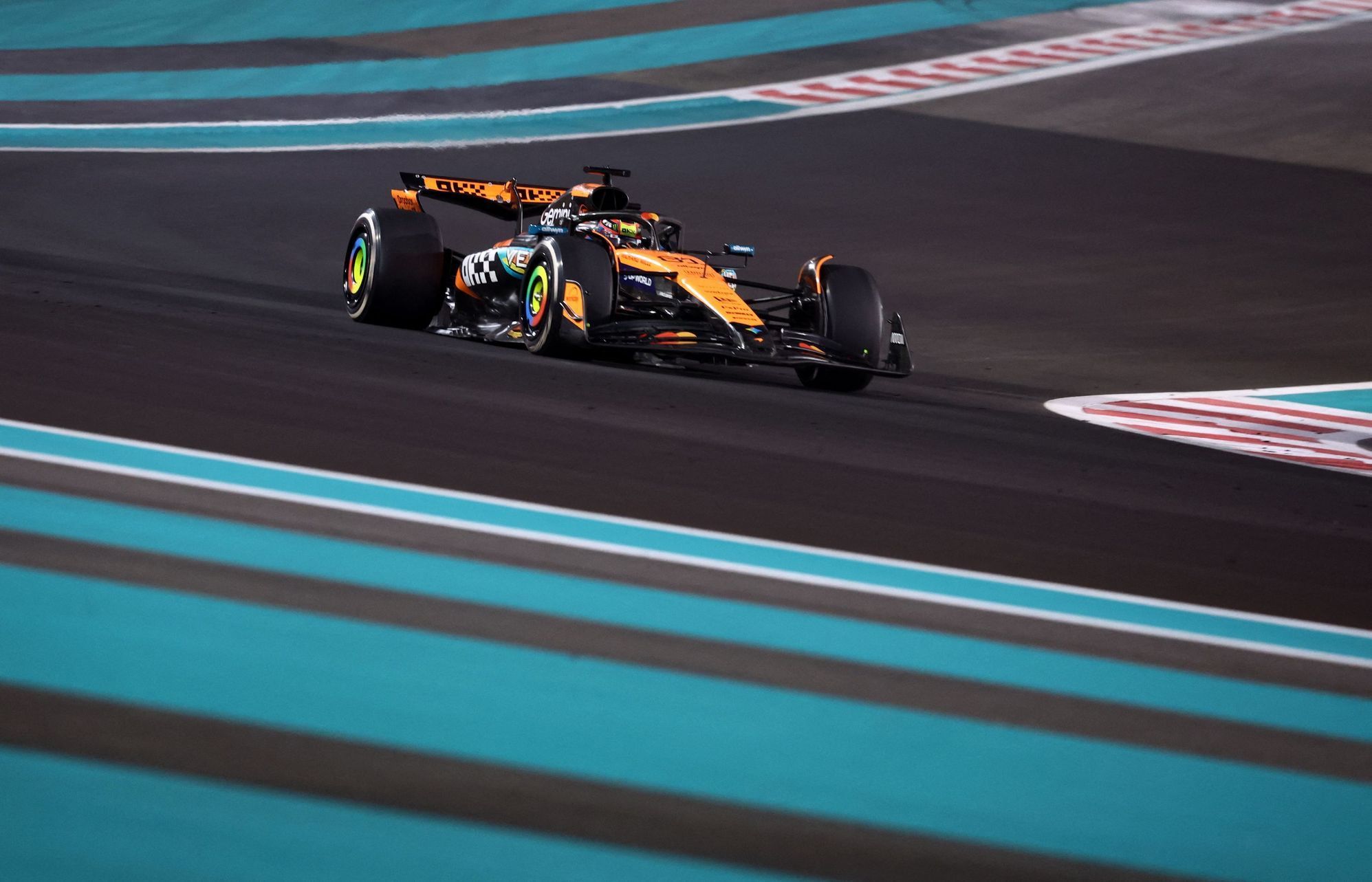 Oscar Piastri, McLaren ve VC Abú Zabí F1 2025