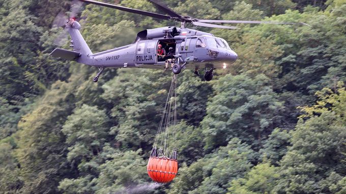 Vrtulník Sikorsky UH-60 Black Hawk polské policie během hašení požáru v Národním parku České Švýcarsko. 27. 7. 2022