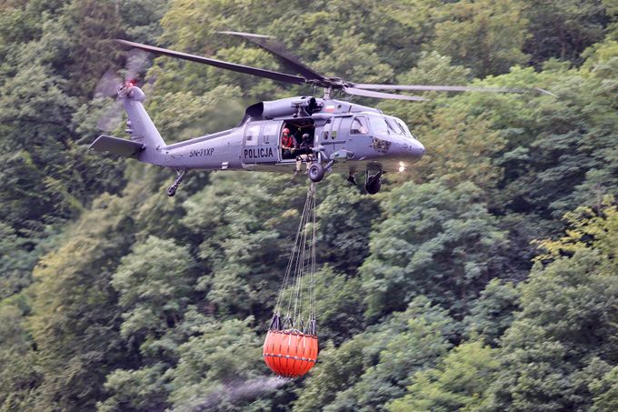 Vrtulník Sikorsky UH-60 Black Hawk polské policie během hašení požáru v Národním parku České Švýcarsko. 27. 7. 2022