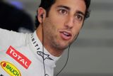 "Moje tajemství? Každý večer políbím svoji kočičku, jazýčkem!" - tak Daniel Ricciardo vysvětluje,proč má v Red Bullu letos víc štěstí než Vettel. Jestli ta kočička má dvě, nebo čtyři nohy, o tom diskrétně pomlčel.