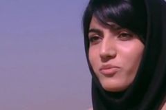 Afghánská oblaka střeží odvážná Nilúfár. Je první pilotkou