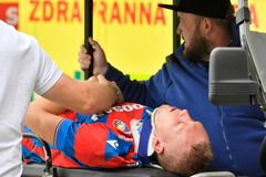 Celý stadion ztichl. Spáčil byl po srážce K.O., má pohmožděnou krční páteř