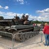 Výstava v Praze na Letné, ukořistěná ruská vojenská technika: ruský tank, v pozadí Pražský hrad