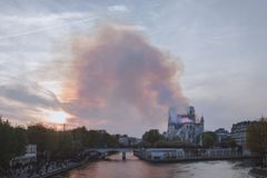 Dozvuky požáru Notre-Dame: Ovzduší je znečištěné olovem, padají trestní oznámení