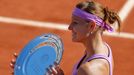 French Open 2015: Lucie Šafářová po  finále s trofejí