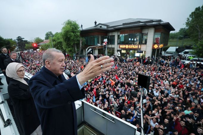Turecký prezident Tayyip Erdogan v doprovodu manželky mluví ke svým podporovatelům.