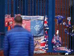 Pietní místo u stadionu Glasgow Rangers jako vzpomínka na Fernanda Ricksena