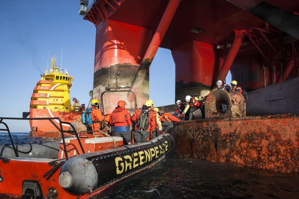 Aktivisté Greenpeace u norské ropné plošiny.