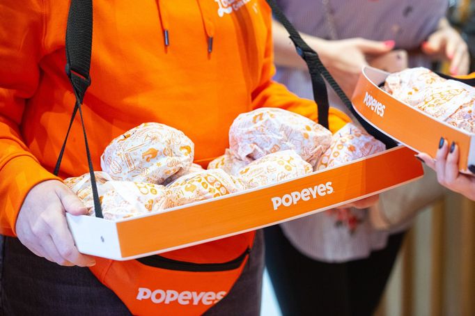 Otevření prvního amerického fastfoodového řetězce Popeyes v Česku, na Václavském náměstí, 3. 11. 2023.