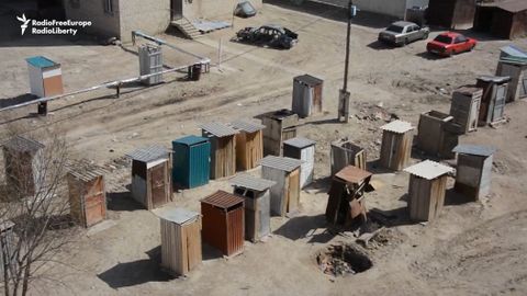 Desítky kadibudek na dvoře. V bytovém domě žijí lidé bez kanalizace