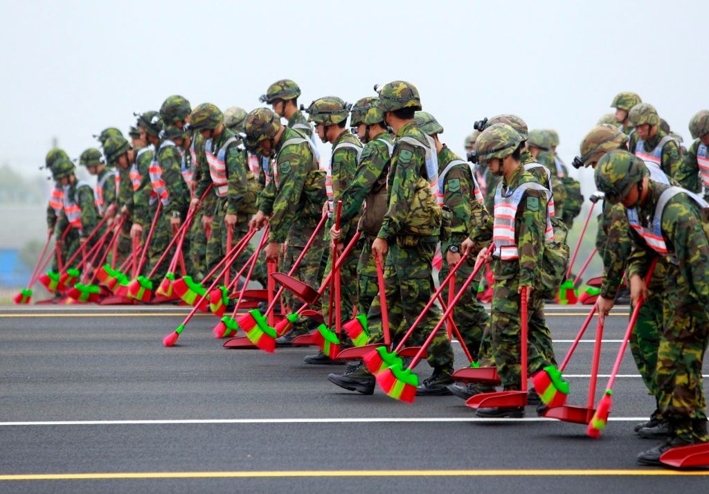 Tchaj-wan - vojáci zametají dálnici, jež poslouží jako přistávací dráha