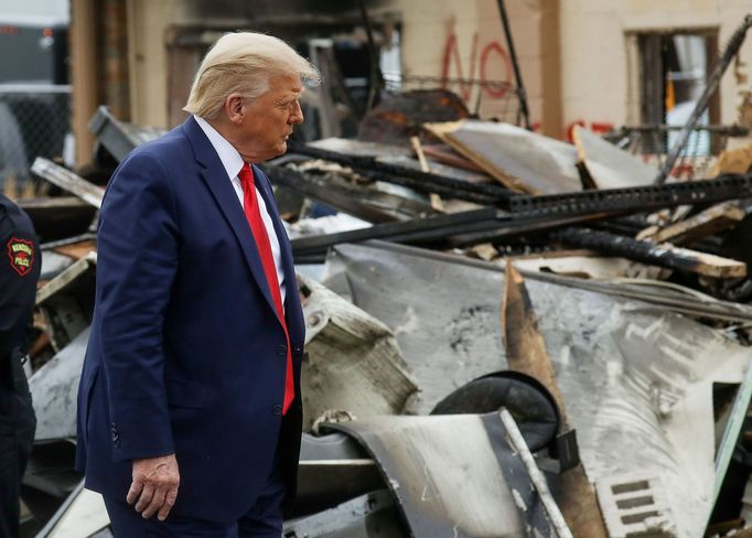 Americký prezident Donald Trump navštívil město Kenosha, kde probíhaly protesty proti policejnímu násilí.