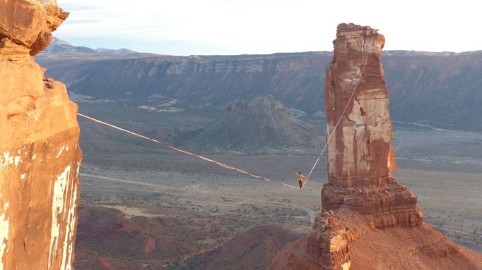 Nejtěžší test koncentrace si slacklinerka užila loni na podzim v USA, kde zápolila sama se sebou na půlkilometrové lajně s výhledem na pískovcovou Castleton Tower.